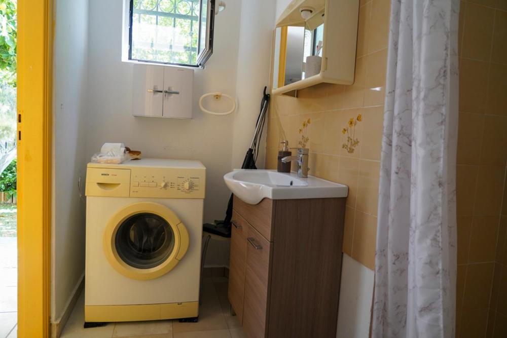 Cosy Guest House With Private Yard Saronida Екстериор снимка